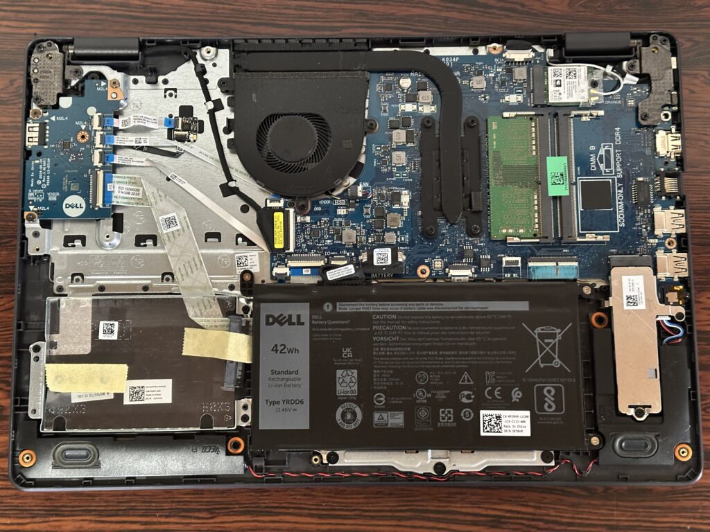 Inspiron 3501のバックカバーを取り外し、内部へアクセス可能になっている状態。