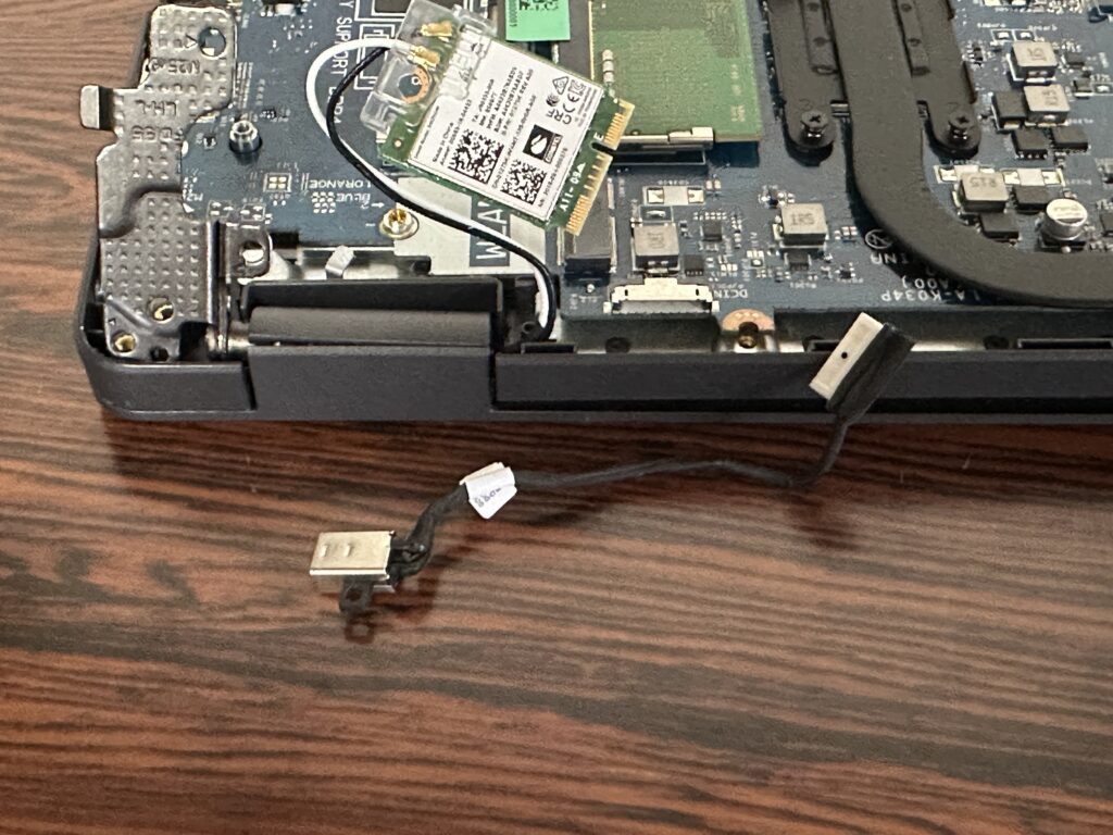 取り外した電源ジャック