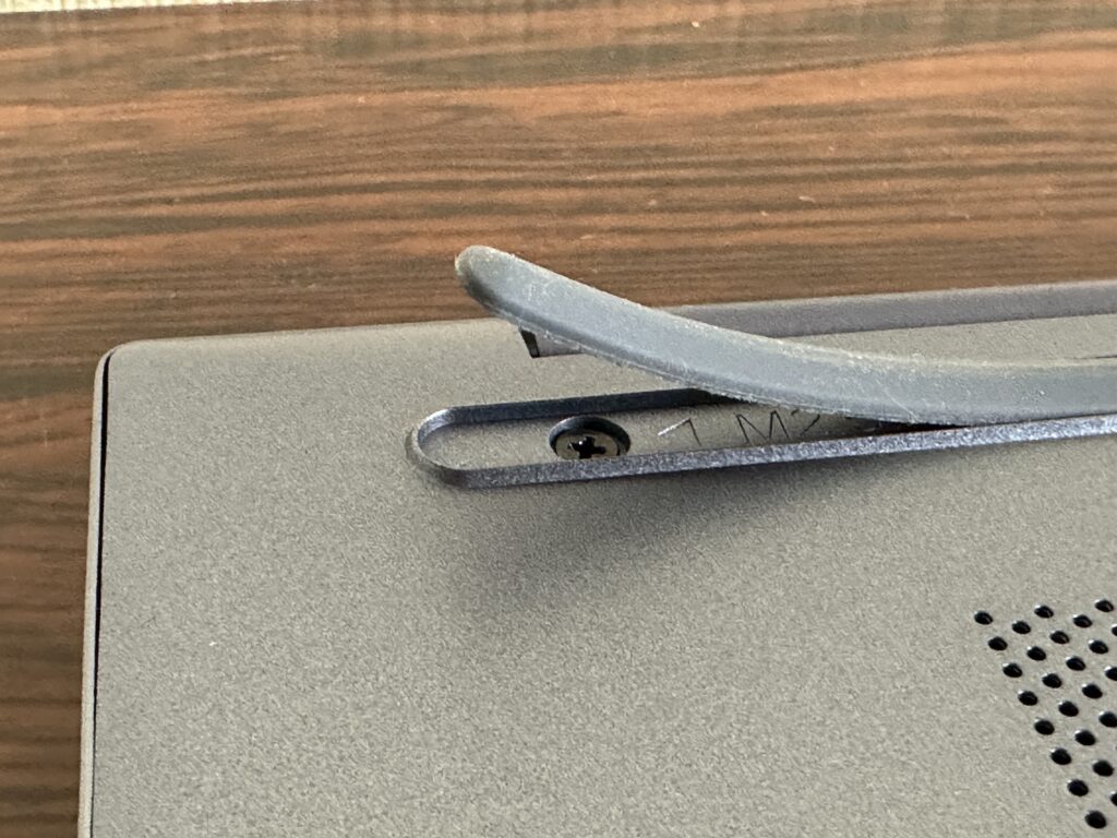 ゴム足の裏に隠しネジがありました。