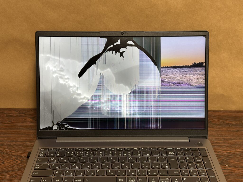 液晶パネルが割れている様子