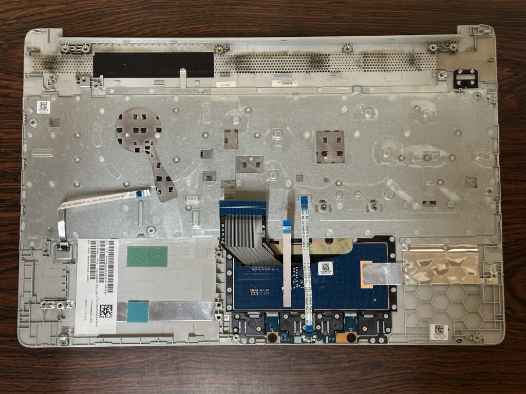 バッテリーやマザーボードなど、一通りはずしてパームレストだけになった状態