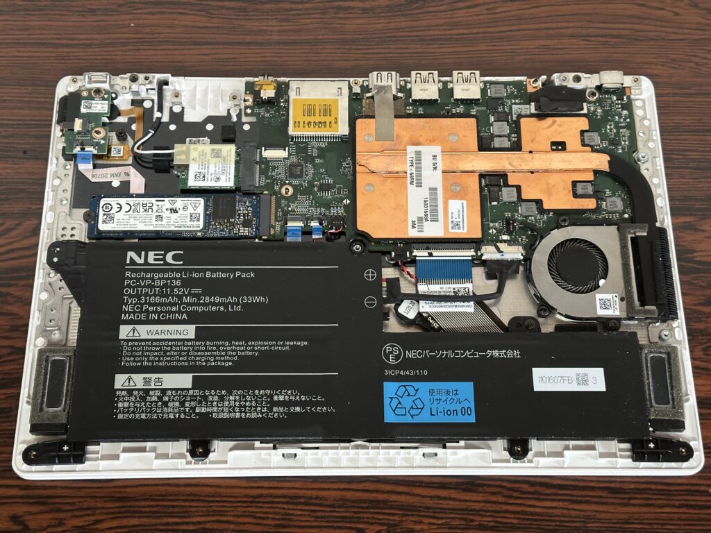 ボトムカバーを外したところ。