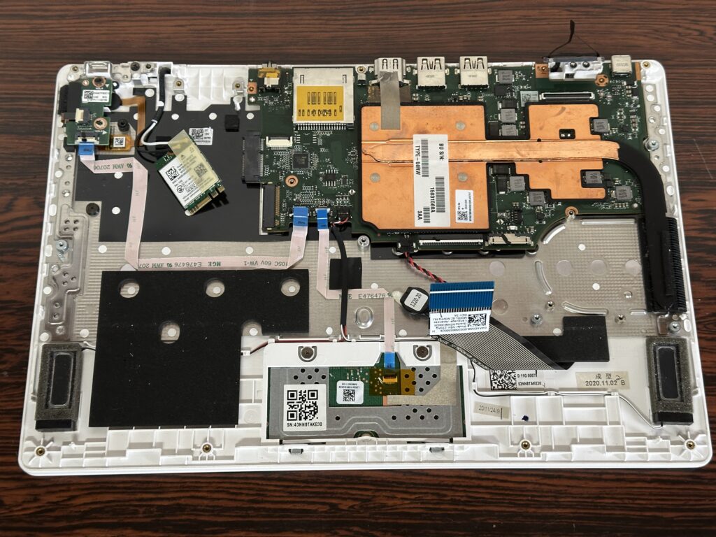 バッテリーや各コネクタ類をマザーボードから外します。