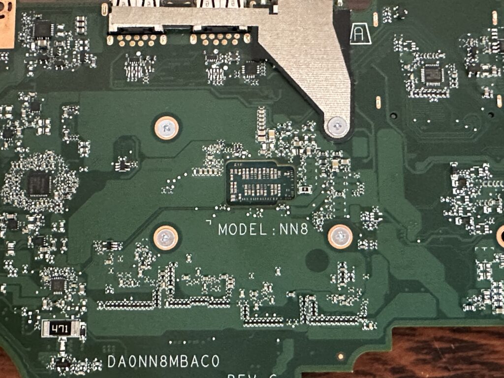 ヒートシンクのネジはマザーボードの裏面にありました。