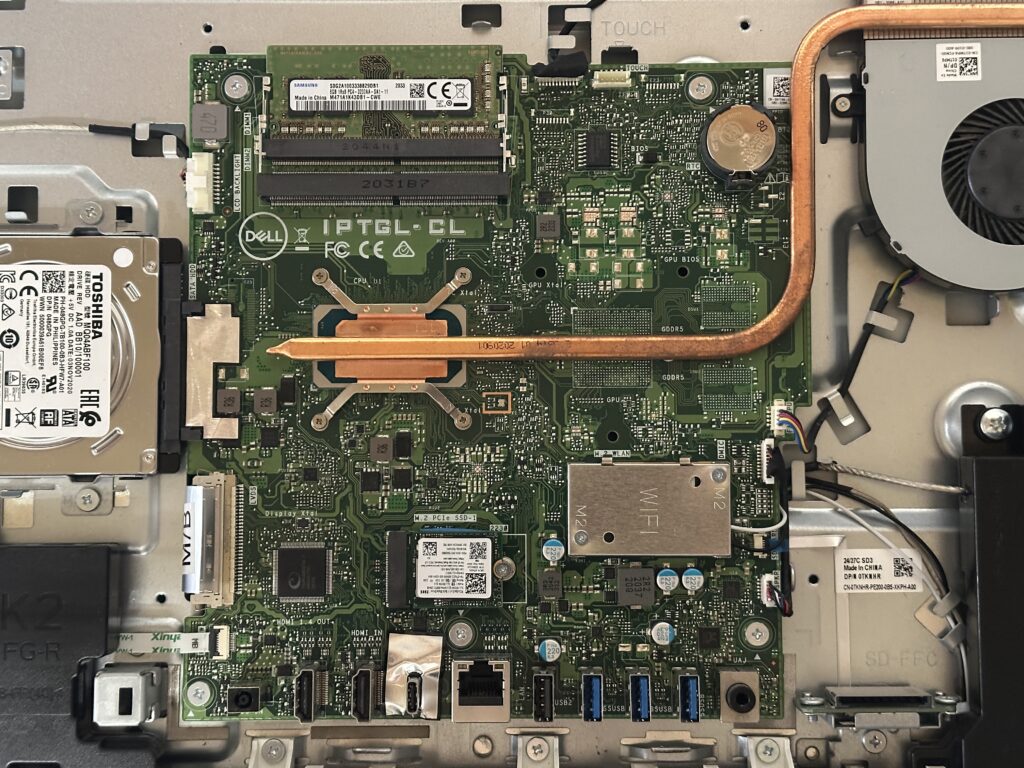 マザーボードカバーも外しました