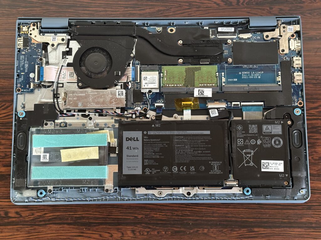 Inspiron 15 3511のボトムカバーを外したところ。