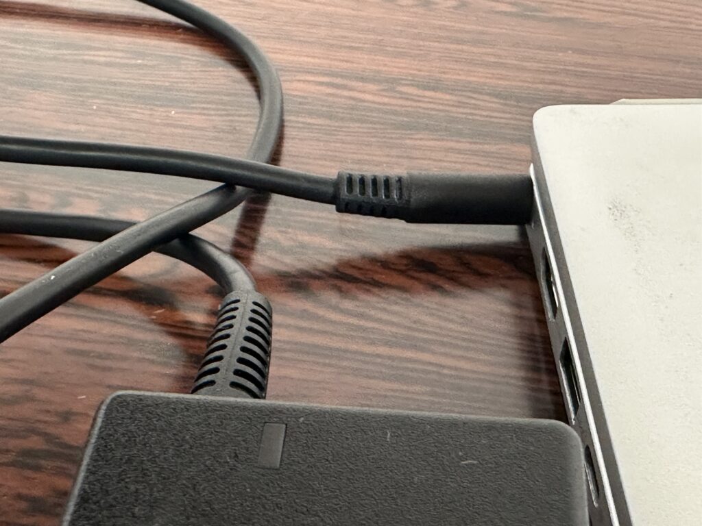 パソコンにACアダプタを繋げるとLEDが消えます