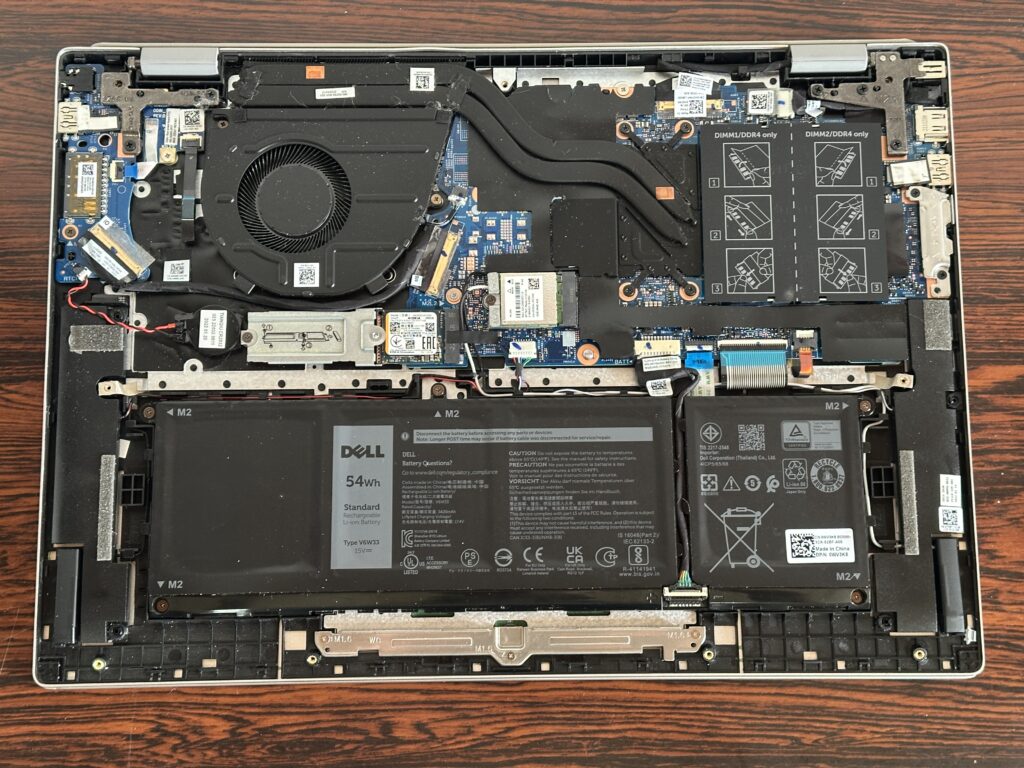 ボトムカバーを外したところ。