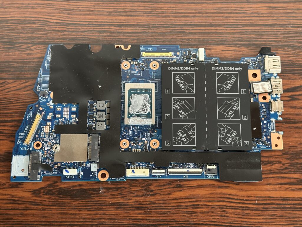 Inspiron 16 5625のマザーボード