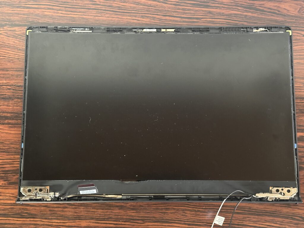 液晶ベゼルを外しました