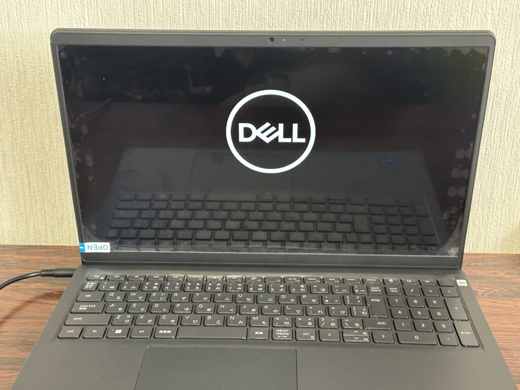 液晶パネルの交換が完了し、動作確認している様子