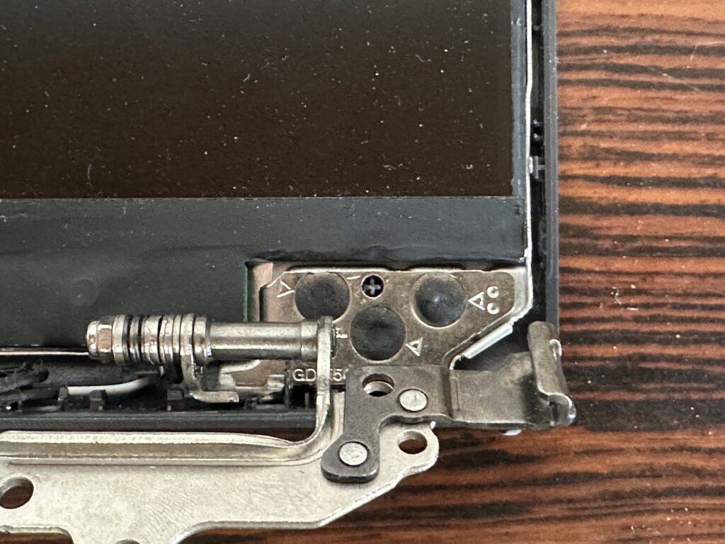 補修材を使ってヒンジを固定した様子。