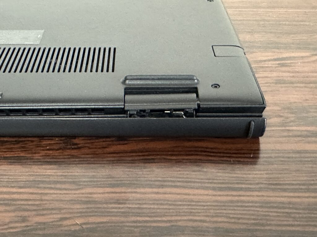 ねじ受け破損でヒンジカバーが外れている様子