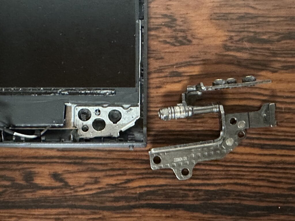 取れてしまったヒンジと、ねじ受けの破損の様子