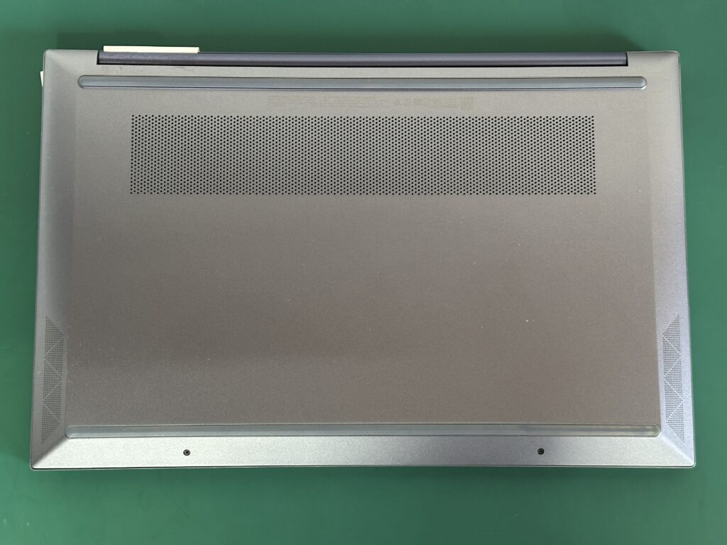 パソコンをひっくり返してボトムカバーが見えるようにしました。