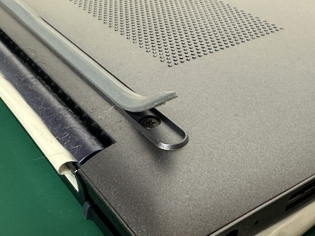 ゴム足の裏の隠しネジの様子