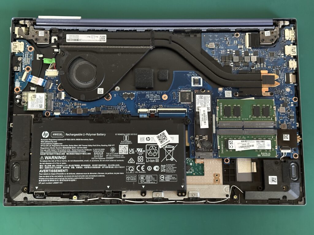 ボトムカバーを外し、中が見える状態