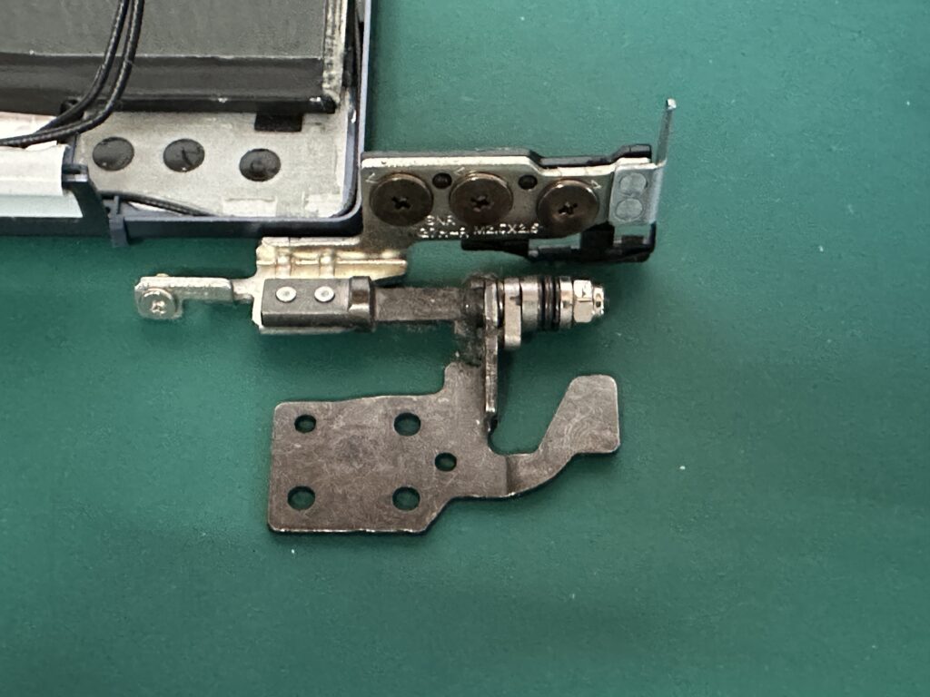 途中から折れてしまっているヒンジ