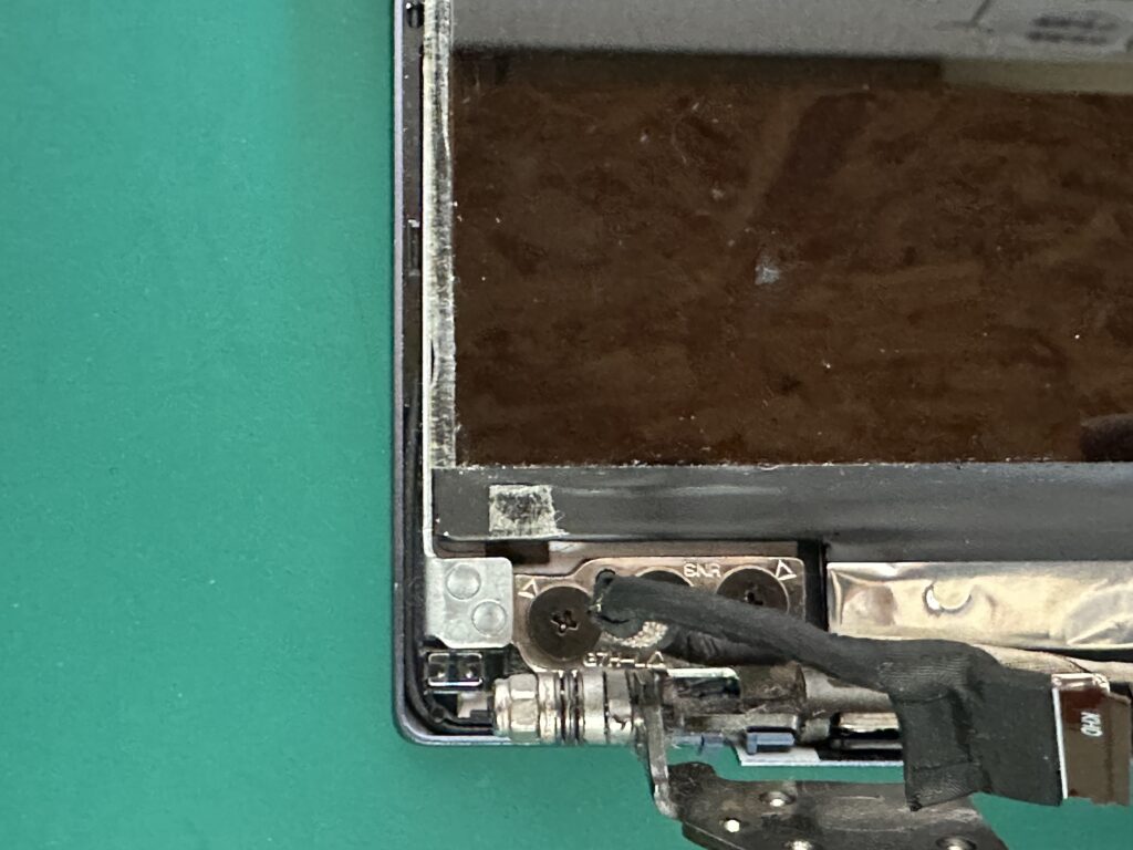 左ヒンジの様子。こちらは問題なさそうです。
