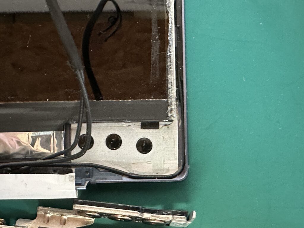 右ヒンジが収まる場所です。古い接着剤を削って取り除きます。