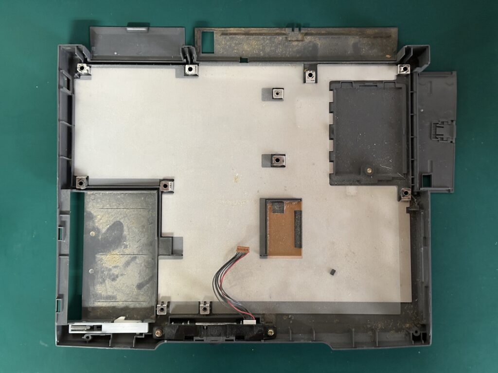 マザーボードも外れて、ボトムケースの側だけになりました。