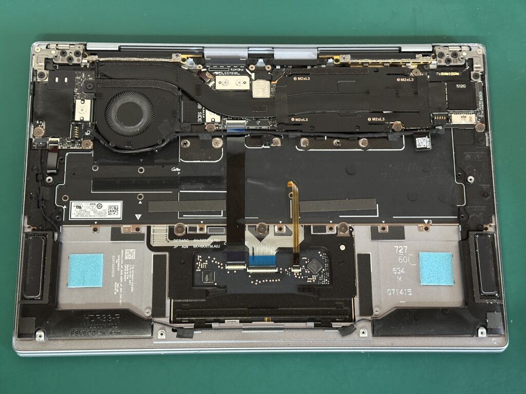 バッテリーを外したところ