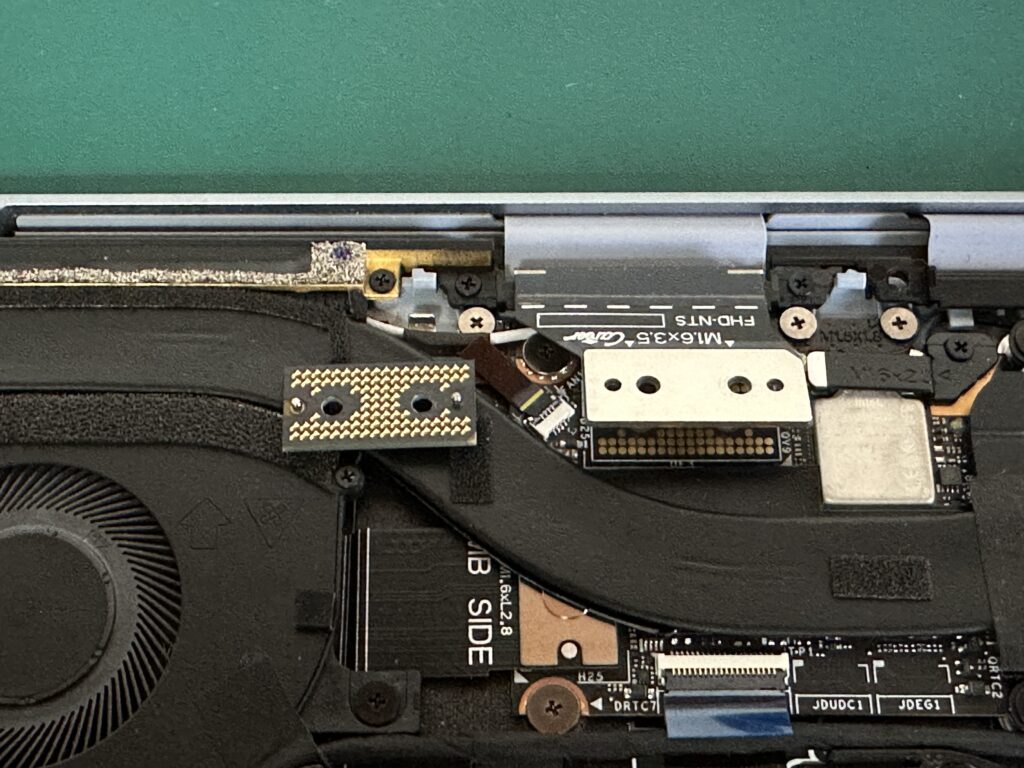 液晶ケーブルの接続部のアップ