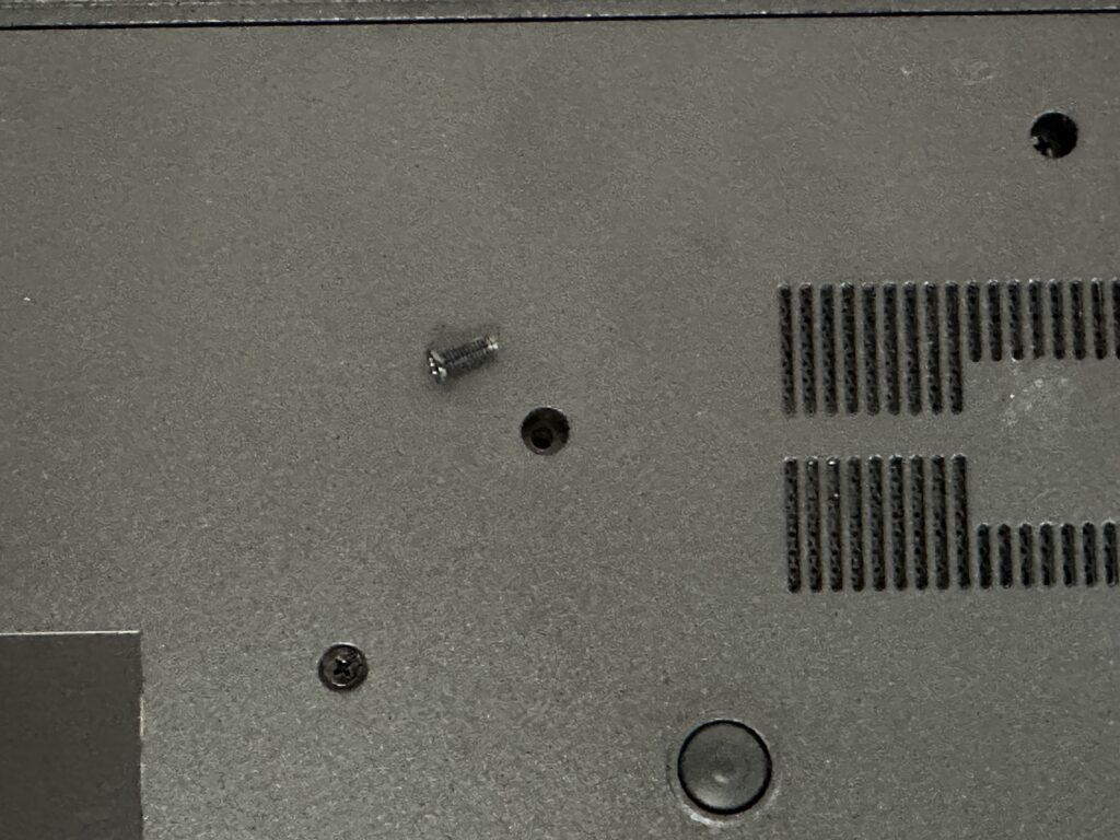 PC-NS150FABのキーボード固定のネジを外したところ。