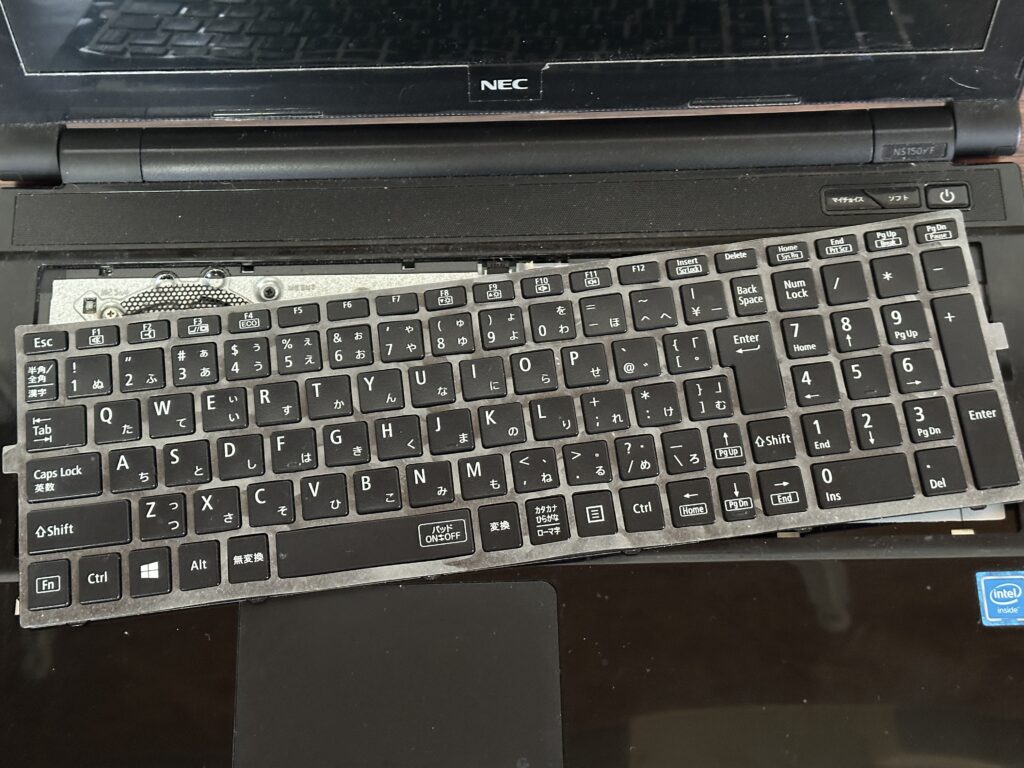 PC-NS150FABのキーボードのロックを外したところ