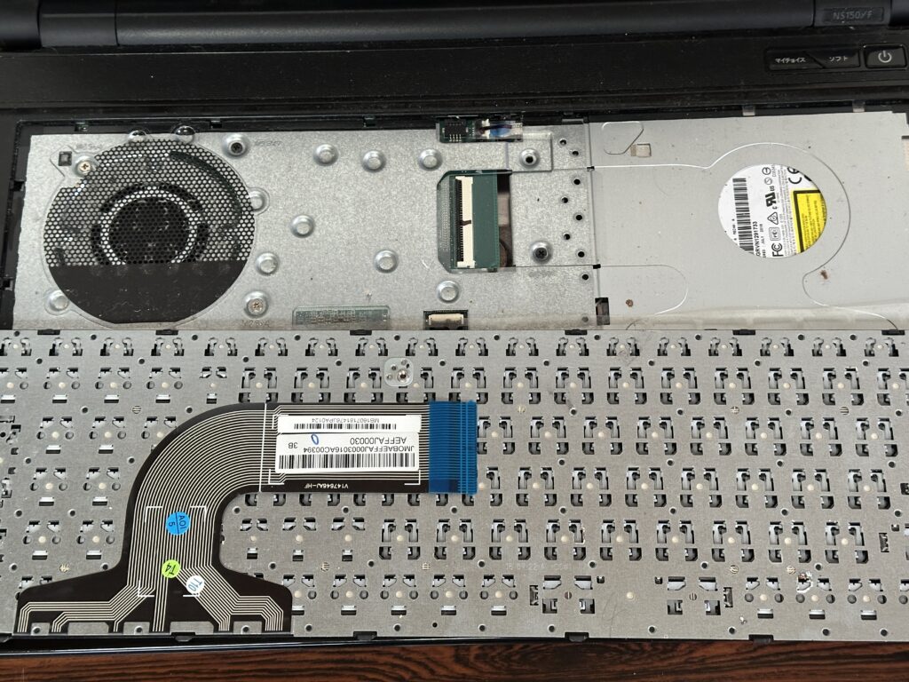 PC-NS150FABのフラットケーブルを外したところ
