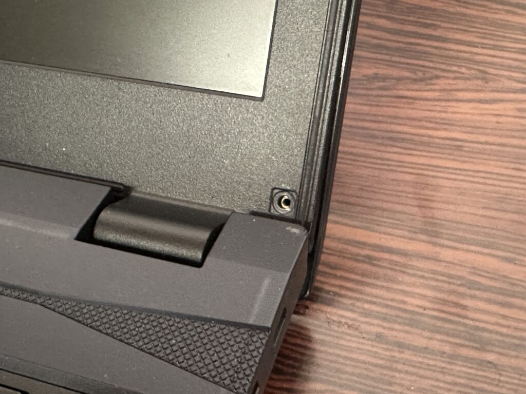 MB-F537S-M2S2-Aの液晶右下の隠しネジを外したところ