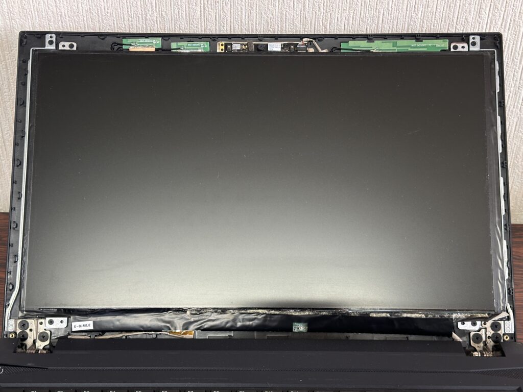MB-F537S-M2S2-Aの液晶ベゼルを外したところ