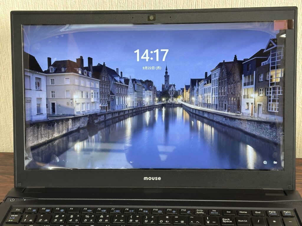 MB-F537S-M2S2-Aの修理完了後の様子。ログイン画面まで起動出来ており、正常に表示されています。