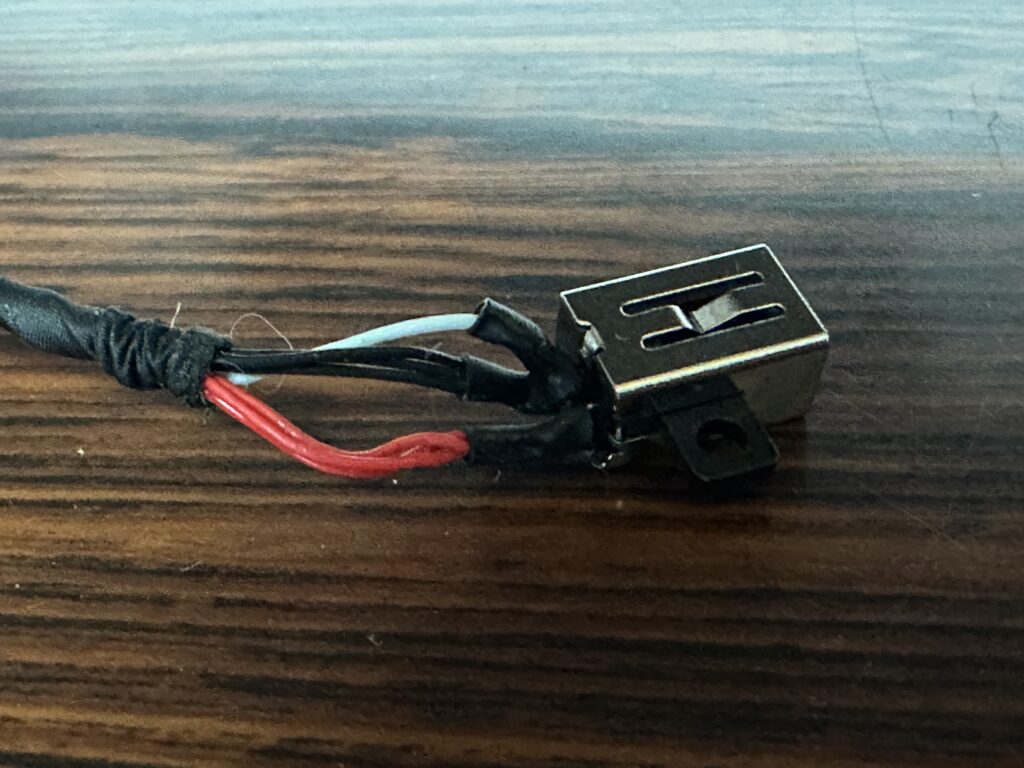 Inspiron 14 5418の電源ジャックを交換した後