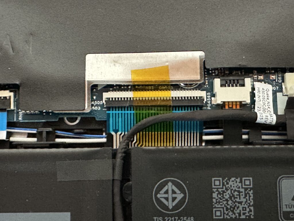 Insipron 14 5430のラッチを留めて、テープでも固定した様子