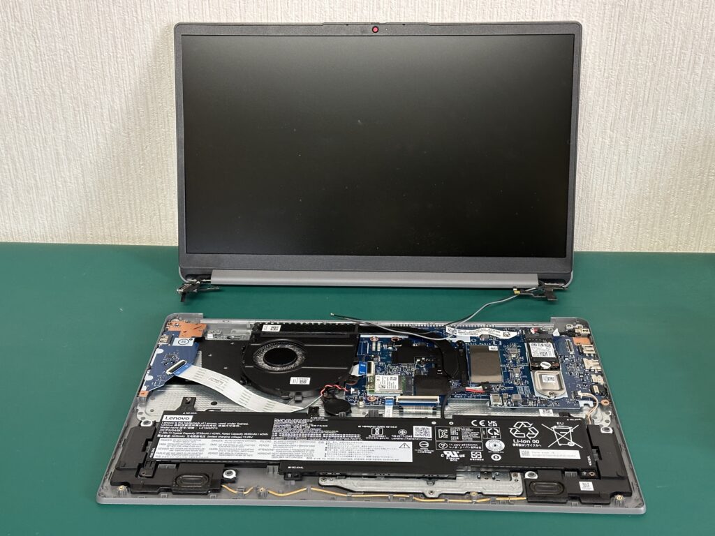 IdeaPad 1 15AMN7の液晶ユニットを取り外したところ