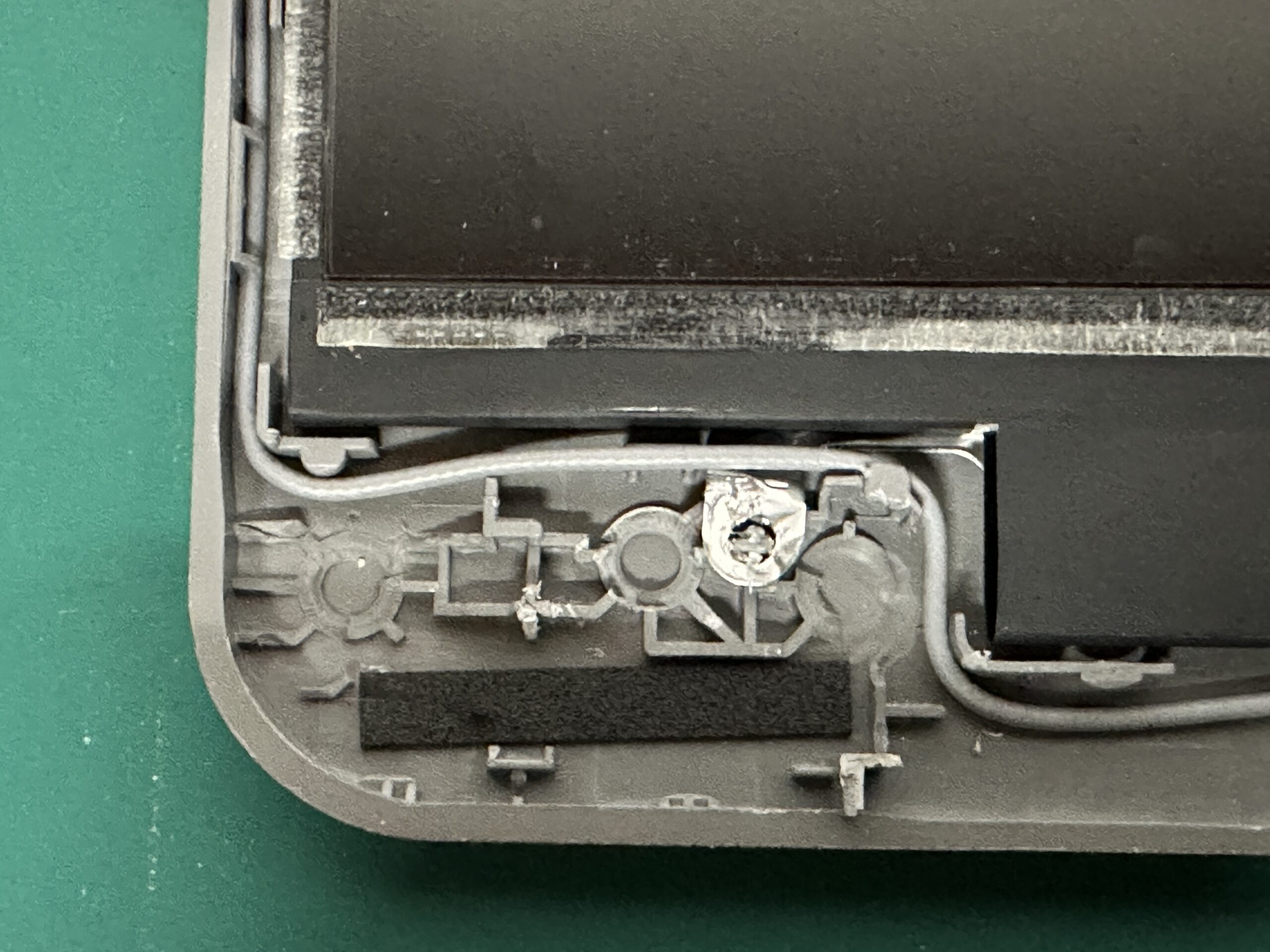 IdeaPad 1 15AMN7のねじ受けが破損した様子