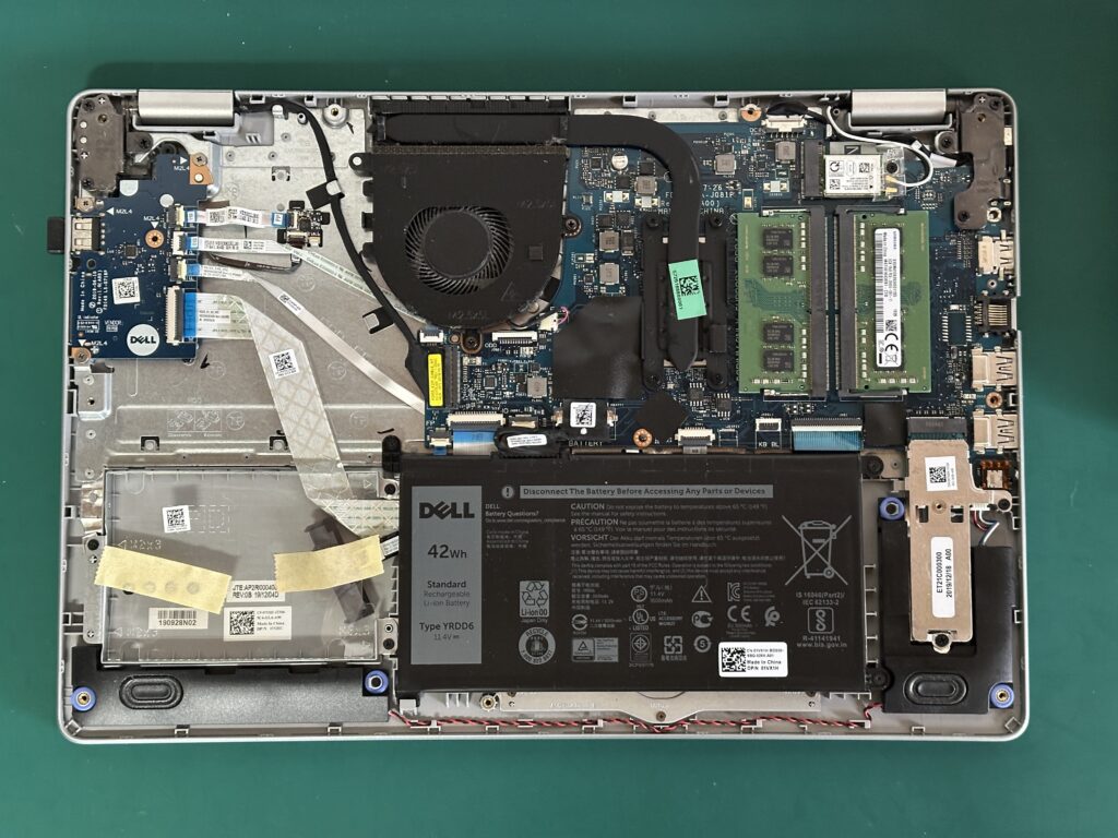 Inspiron 5593 ボトムカバーを外したところ