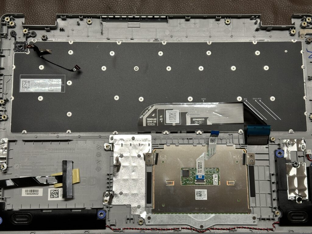 Inspiron 5593のパームレストのみになった状態