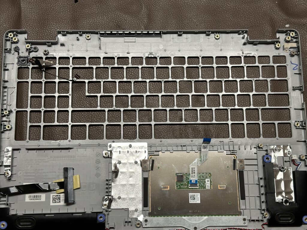 Inspiron 5593のパームレストからキーボードを外したところ