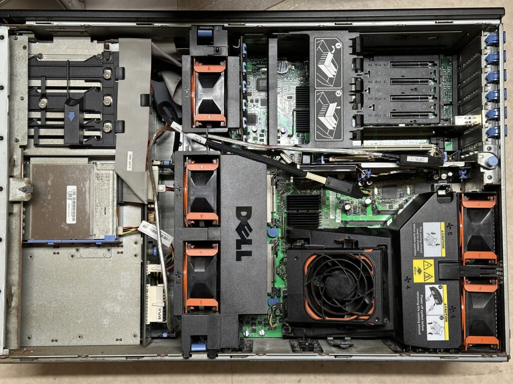 PowerEdge 2900のサイドカバーを開けたところ