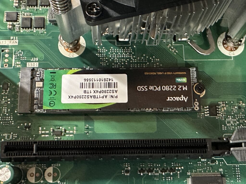 HP ProDesk2 SFF G1iに新しいSSDを取り付けたところ