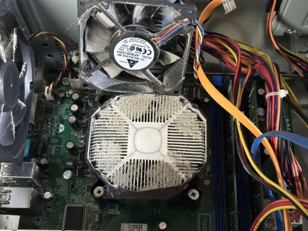 Precision T1500のヒートシンク清掃前