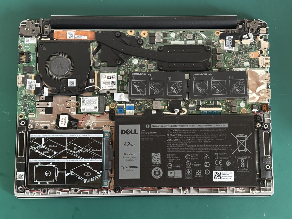 Inspiron 5480のボトムカバーを外したところ