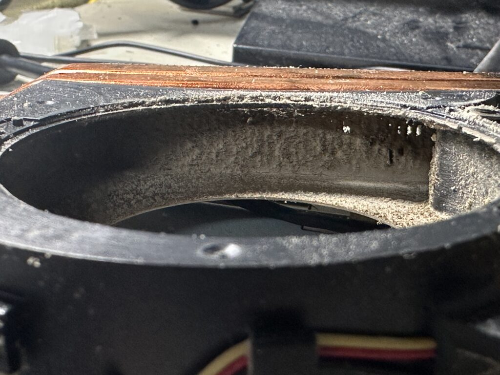 SVL241B17Nの左のファンの中