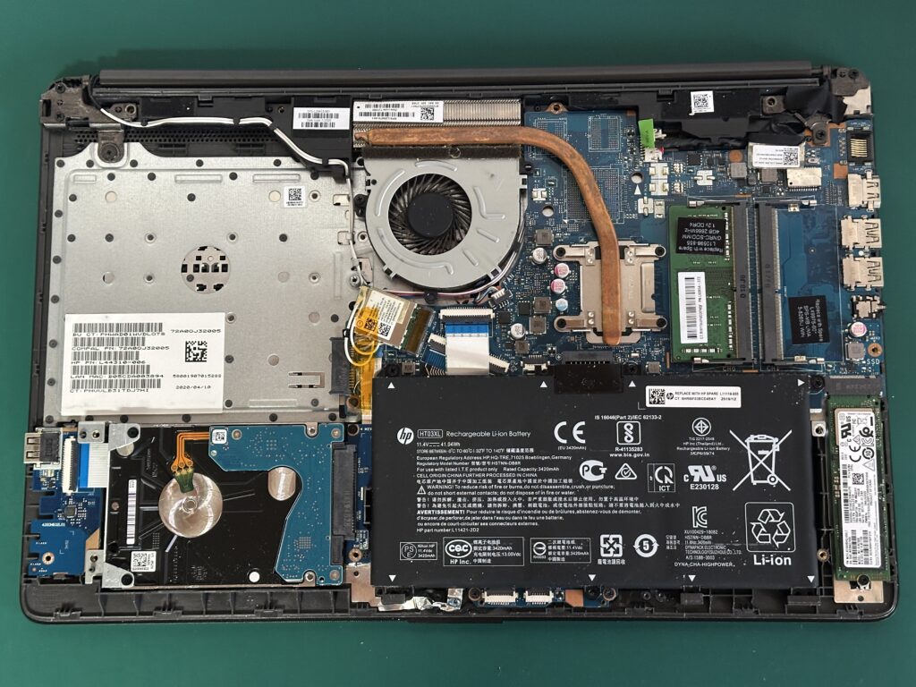 HP 250 G7のボトムカバーを外したところ