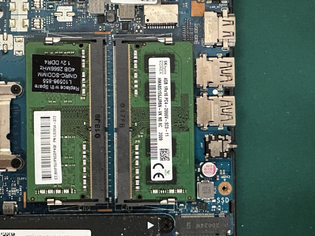 HP 250 G7のメモリを1枚追加した様子