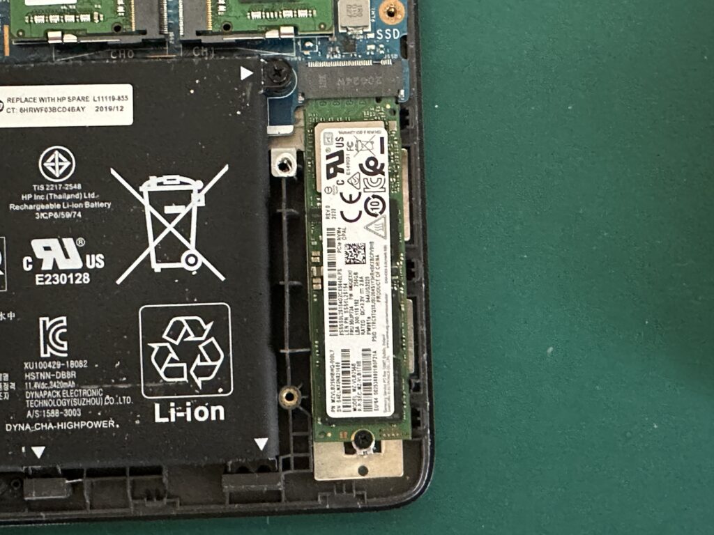 HP 250 G7のSSD搭載の様子