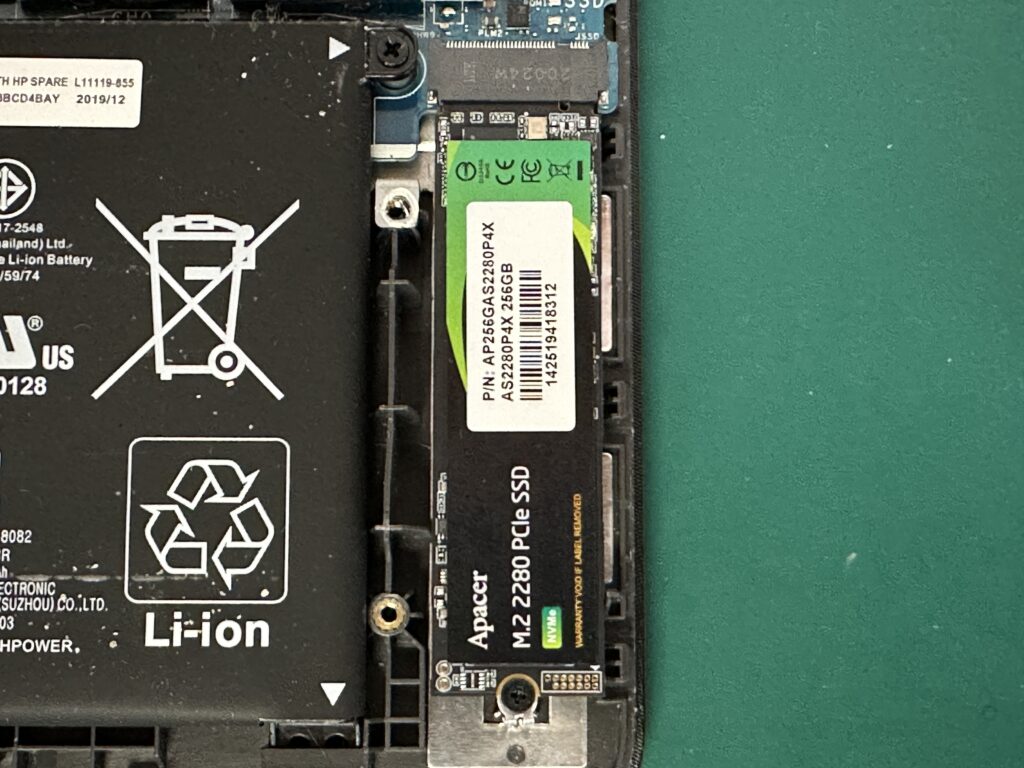 HP 250 G7のSSDを交換した様子