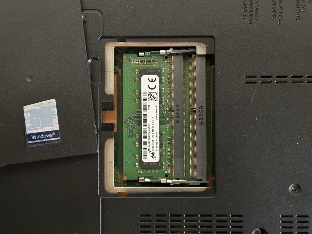 FMVA3101EPのメモリカバーを開けたところ